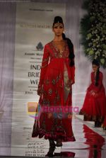 Model walks the ramp for Manish Malhotra at Aamby Valley India Bridal Week day 5 on 2nd Nov 2010 (92).JPG